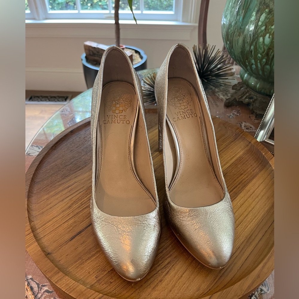 Vince Camuto Shimmer Gold Heels Sexy professional business career size 7.5